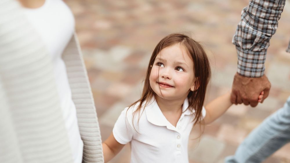 copyright: Adobe Stock, Stadt Wien - Kinder- und Jugendhilfe (MA 11) Mädchen geht an der Hand von ihren beiden Eltern