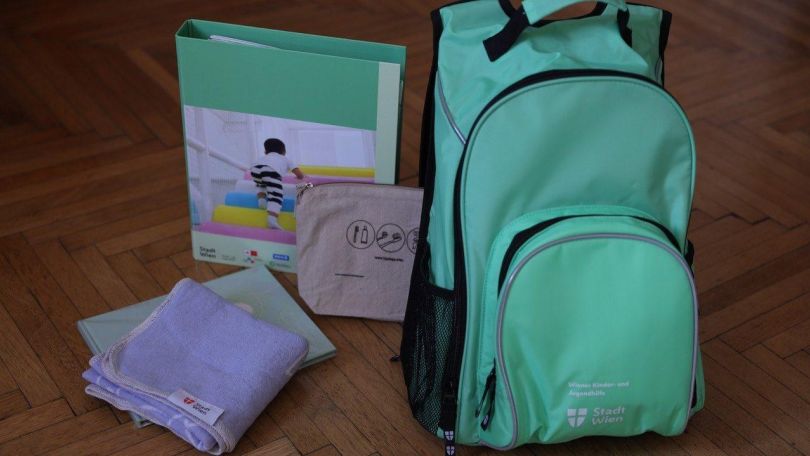 copyright: kommunikationsbüro/Medwenitsch Wickelrucksack mit Mappe, Handtuch und Täschchen