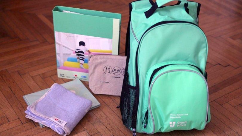 copyright: kommunikationsbüro/Medwenitsch Wickelrucksack mit Mappe, Handtuch und Täschchen