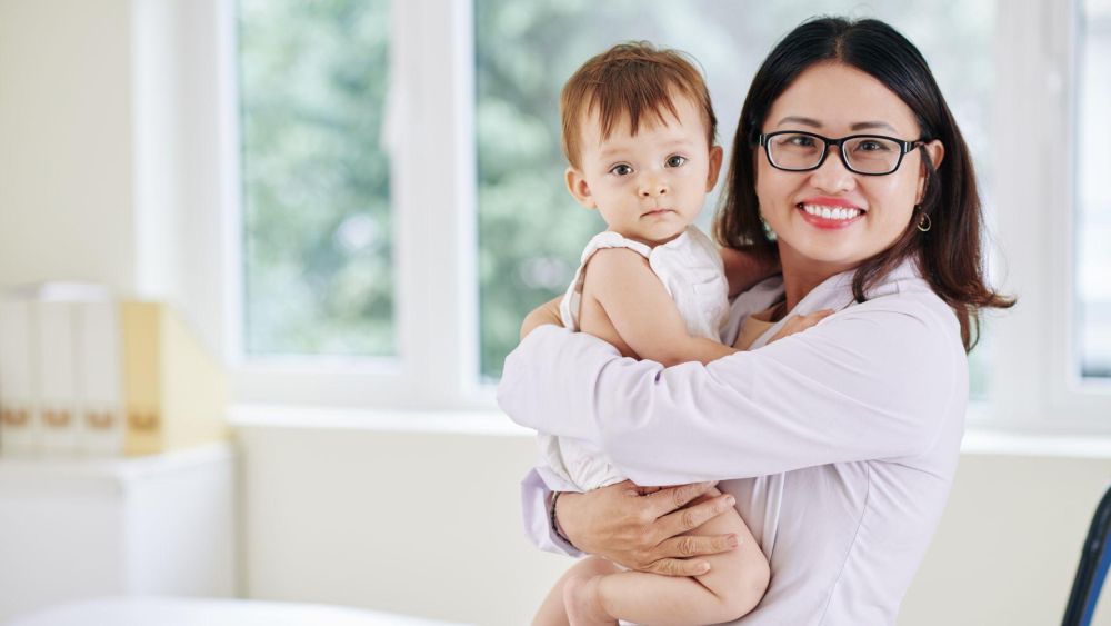 copyright: Adobe Stock, Stadt Wien - Kinder- und Jugendhilfe Mutter hält 2-jährigen Sohn auf dem Arm und lächelt