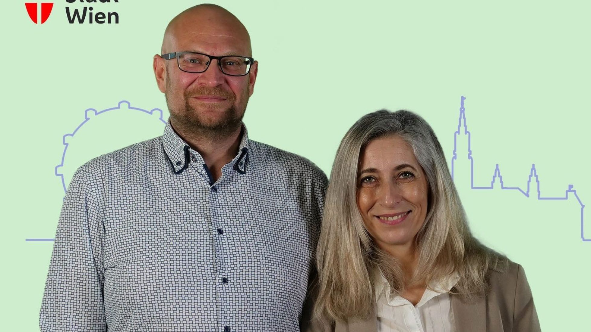 Ein Mann mit karriertem Hemd und Brille neben einer Frau mit langen blonden Haaren und beigem Blazer.