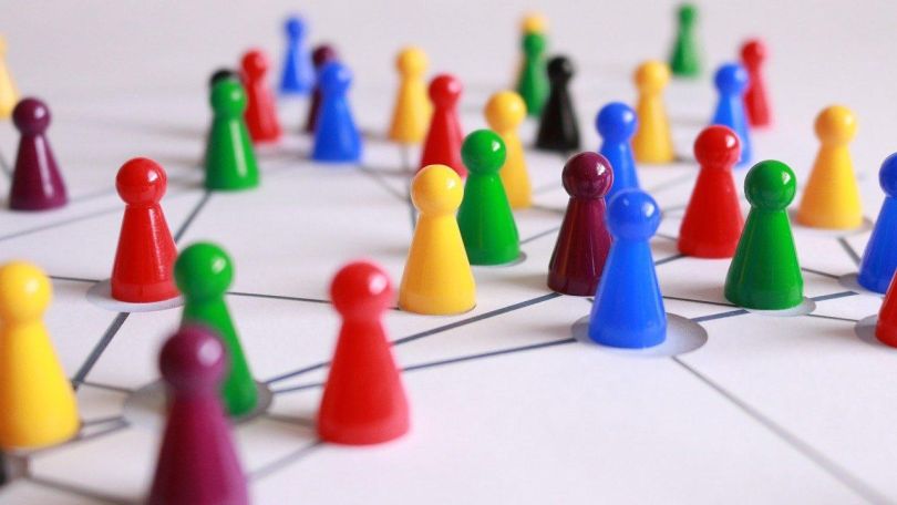 copyright: Pixabay Bunte Spielfiguren auf Spielbrett
