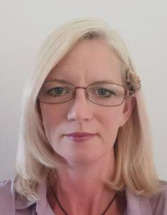 copyright: Jasmin Stöttner Frau mit langen blonden Haaren und Brille.