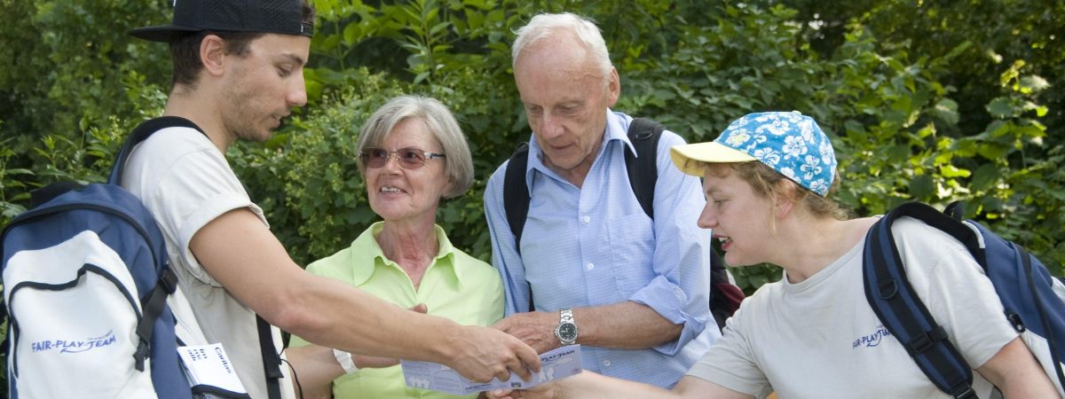 copyright: MA 13 Nagel-Rohrmoser Ein junger Mann, eine junge Frau und ein älteres Paar besprechen etwas