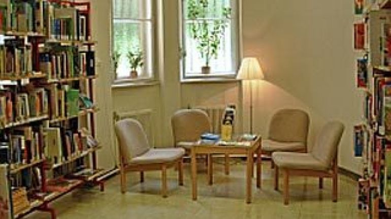 Leseecke zwischen Bücherregalen