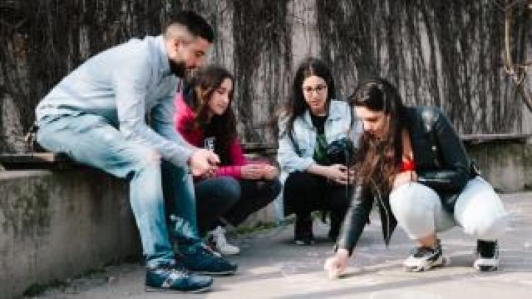 copyright: CATI DONNER Jugendliche spielen auf einem Asphaltboden