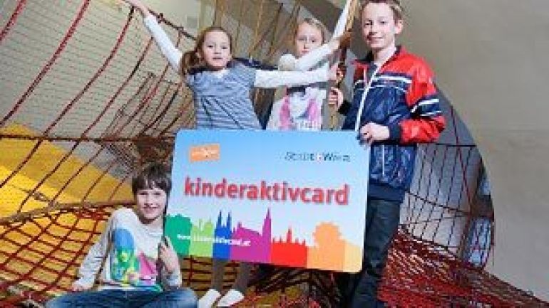 Kinder auf Klettergerüst mit Kinderaktivcard