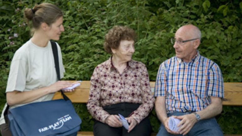 FAIR PLAY-Team im Gespräch mit Menschen in einem Park
