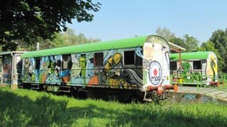 copyright: Julia Kerbl Mit Grafittis bemalter Eisenbahnwagon