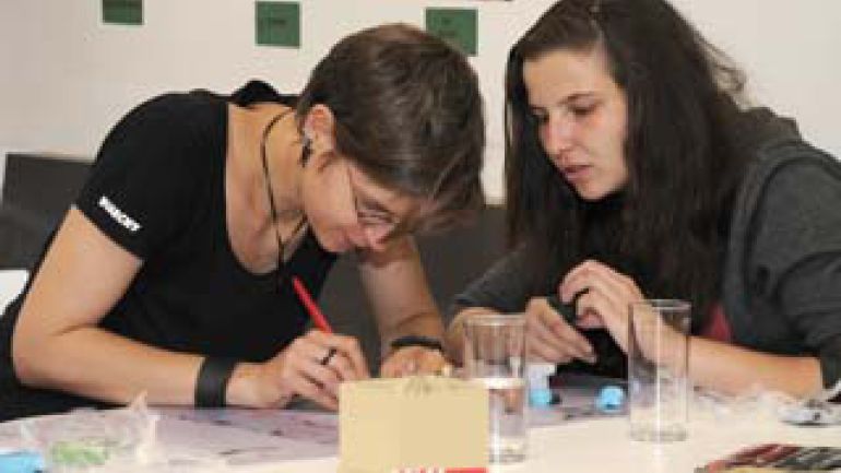 Zwei Mädchen basteln.