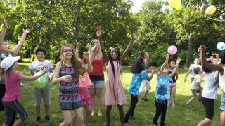 Kinder spielen mit Luftballons