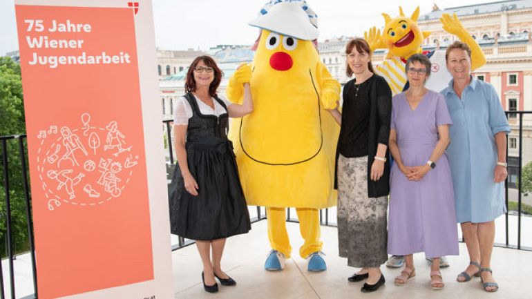 copyright: Stadt Wien - Bildung und Jugend/Natalie Stephan 4 Personen posieren mit den beiden "Hollis", den Maskottchen der Offenen Wiener Kinder- und Jugendarbeit