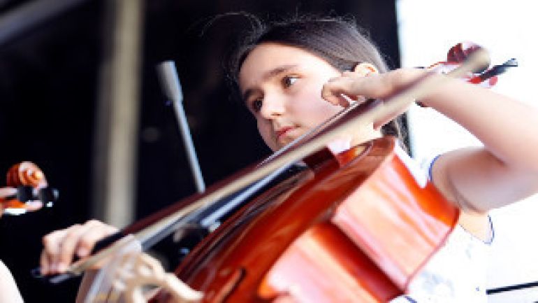 Mädchen spielt Violine