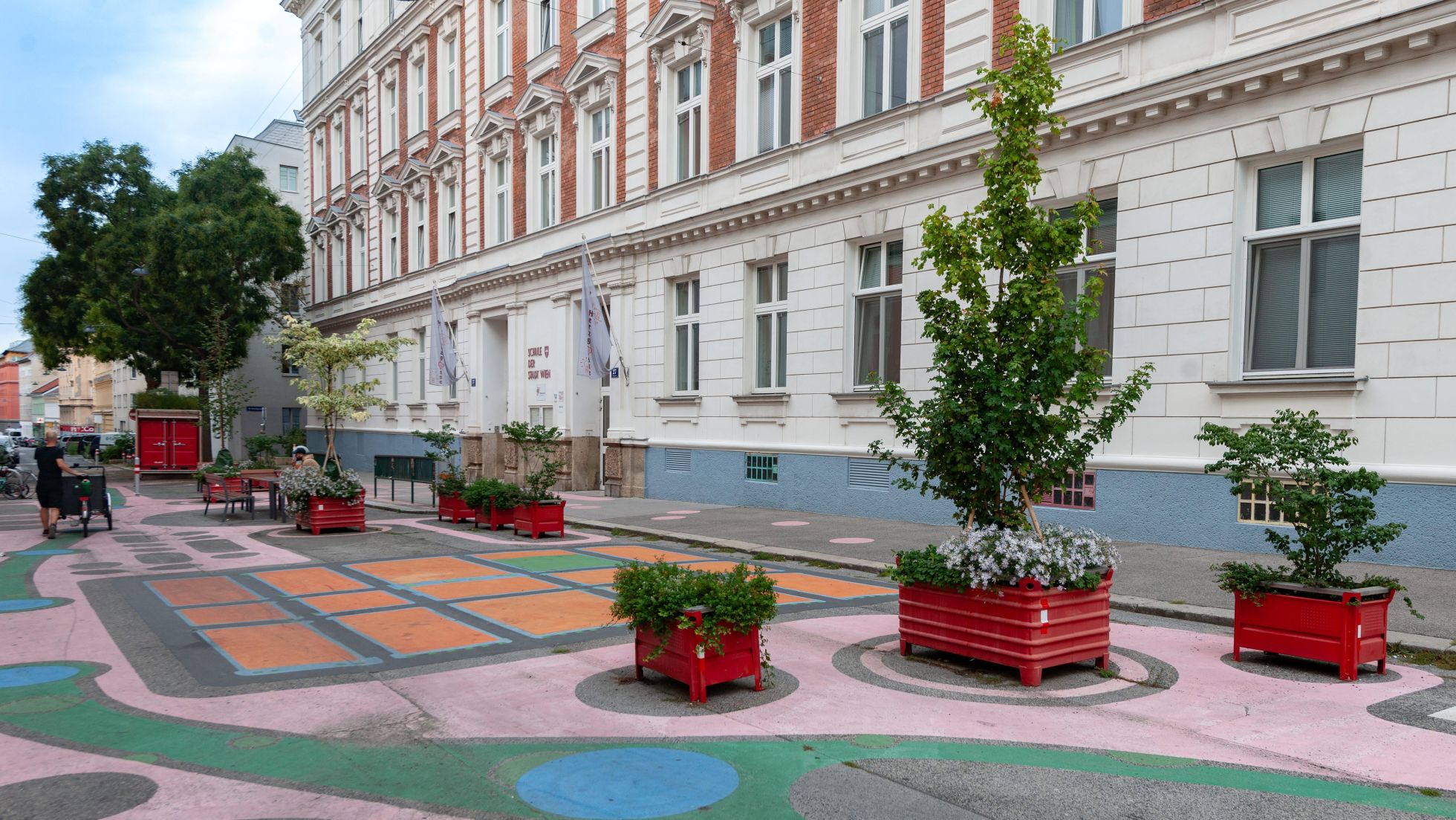 copyright: www.frischesgras.at Temporärer Schulvorplatz mit Tactical Urbanism Maßnahmen