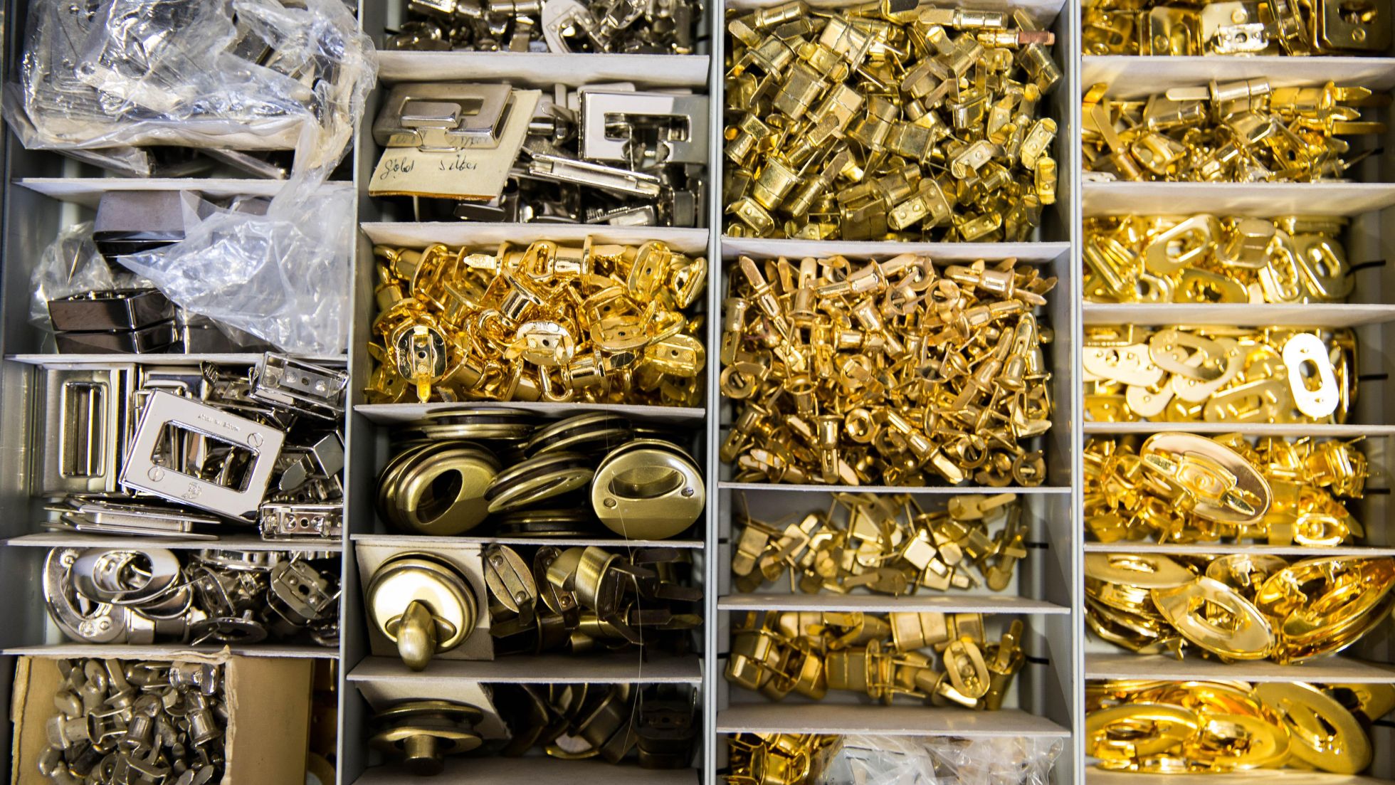 copyright: Paul Mittnik Zubehör zur Herstellung von Taschen aus Metall