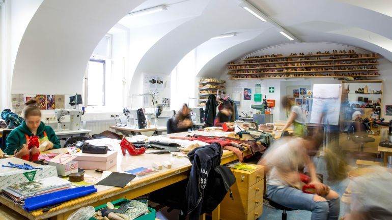 Schülerinnen stellen Schuhe her