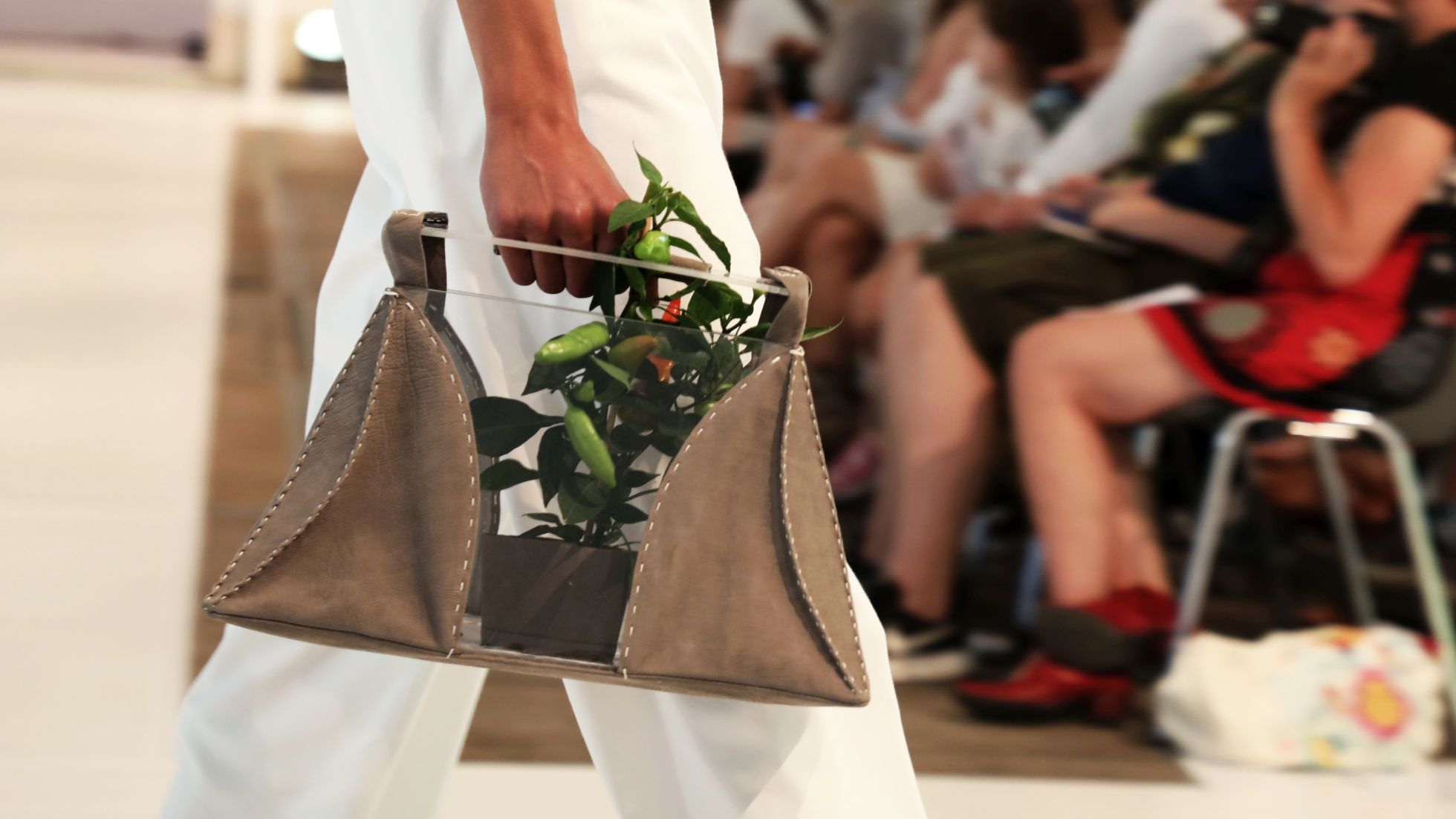 copyright: Modeschule - Michaela Zimmermann Schüler präsentiert Tasche auf dem Laufsteg