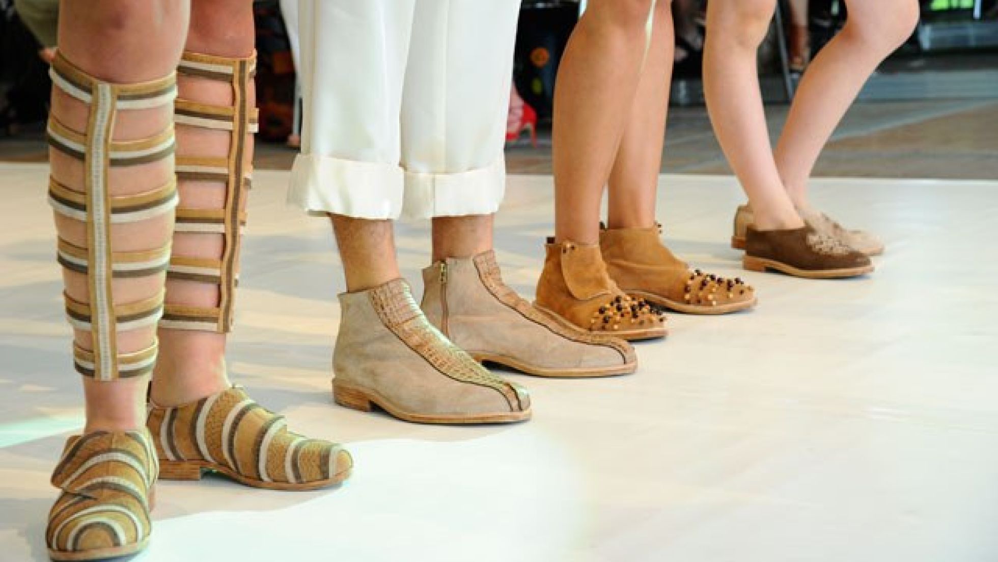 copyright: © Stefanie Starz/www.starz.at Schülerinnen präsentieren Schuhe auf dem Laufsteg