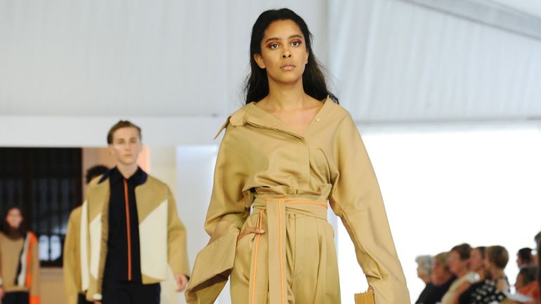 copyright: Stefanie Starz Schülerinnen präsentieren Mode auf dem Laufsteg