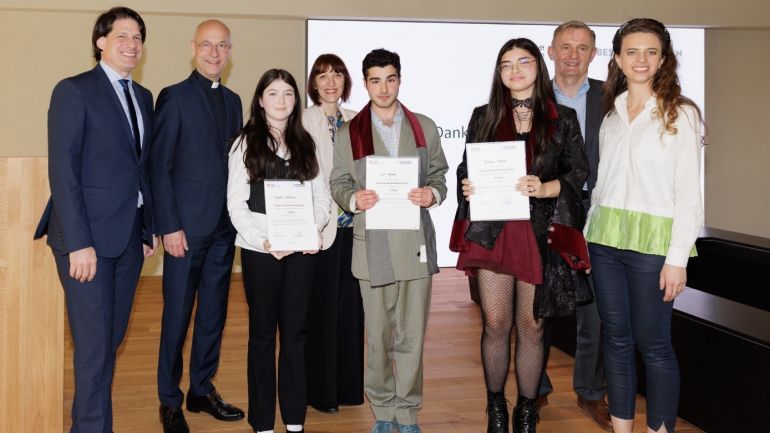 Gruppenbild mit Jury, Lehrkräften und Schülern