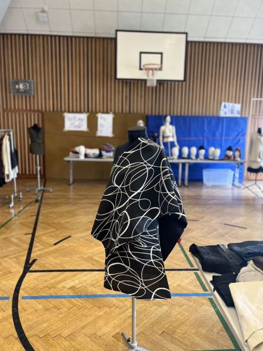 Selbstgenähtes Kleid aus schwarz-weißem Stoff ausgestellt auf einer Puppe