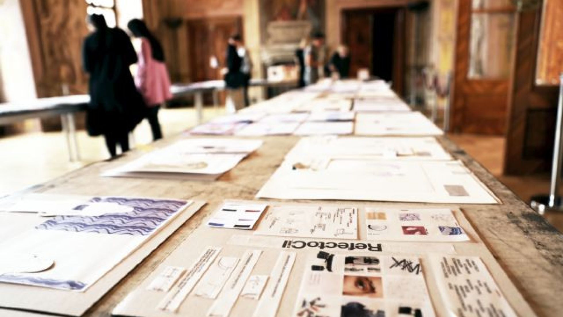 copyright: Modeschule Hetzendorf / Michaela Zimmermann Entwürfe auf einem langen Tisch