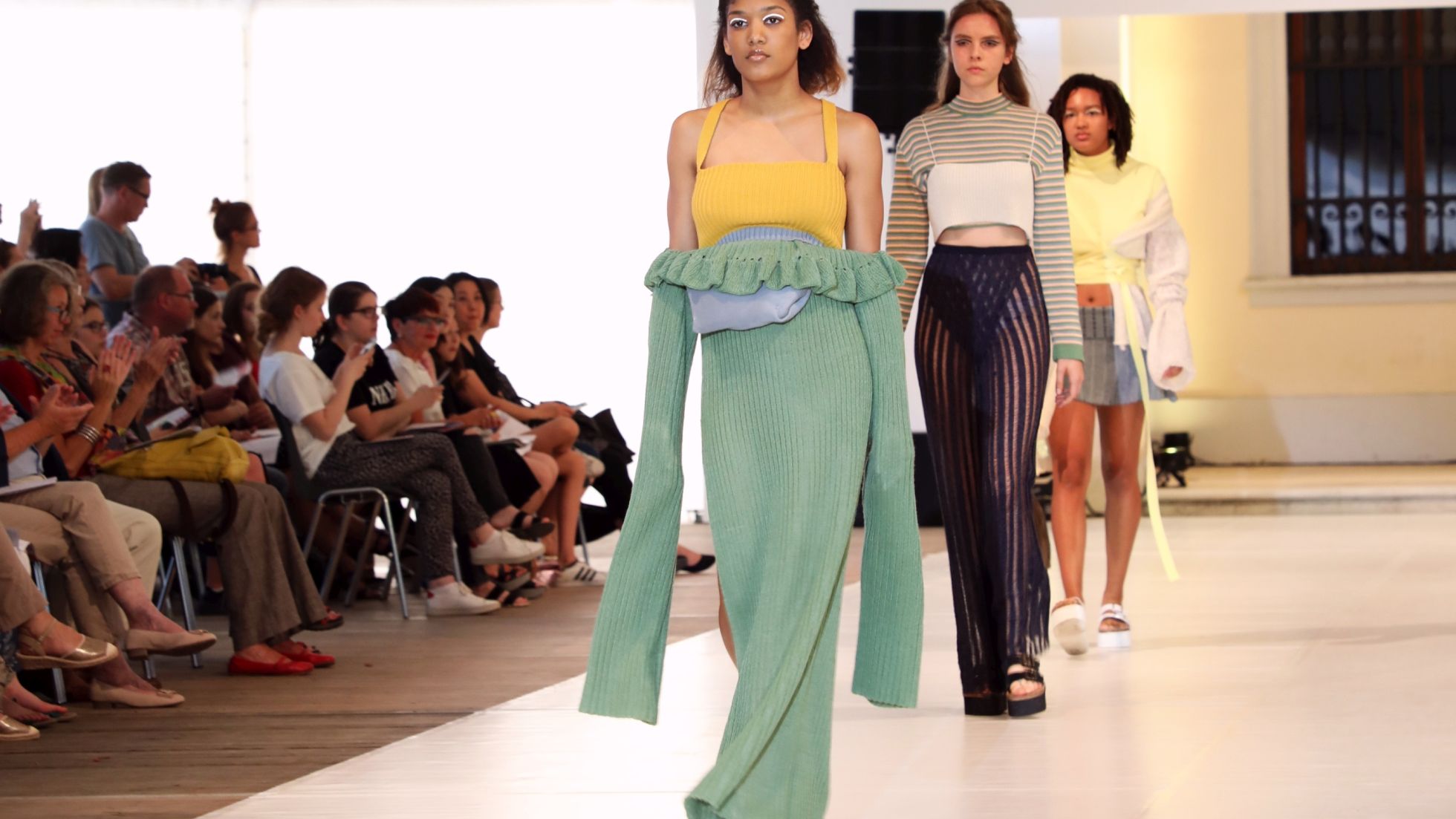 copyright: Modeschule - Michaela Zimmermann Schülerinnen präsentieren Mode aus Strickstoff am Laufsteg