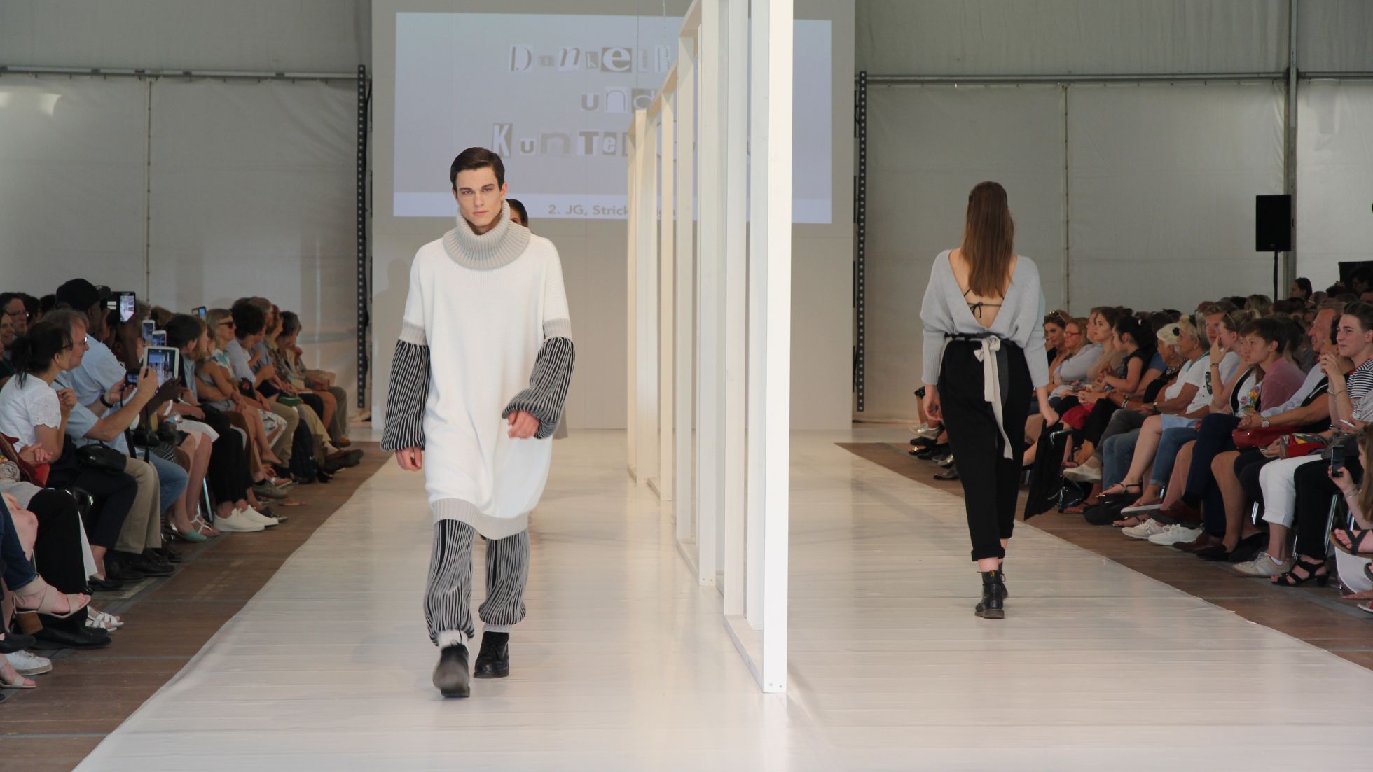 Schülerinnen und Schüler präsentieren Mode aus Strickstoff am Laufsteg