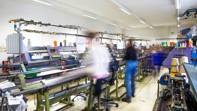 copyright: Paul Mittnik Schülerinnen an der Strickmaschine