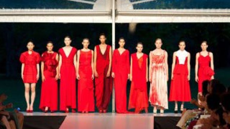 copyright: Wolfgang Simlinger Zehn Models auf dem Laufsteg der Show 2013 in roten Abendkleidern