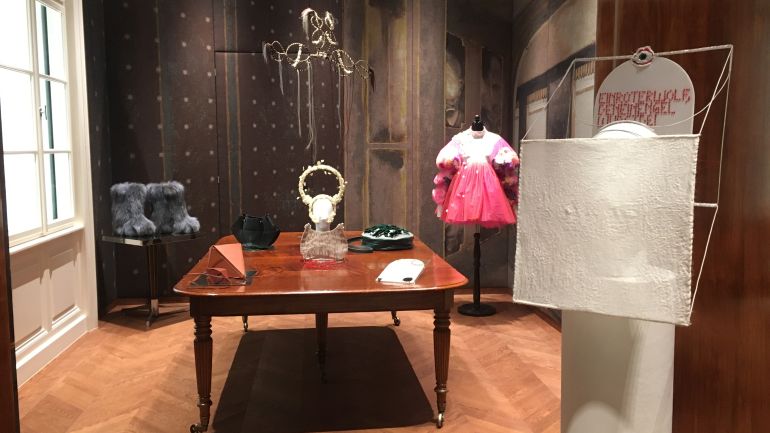 copyright: Modeschule Hetzendorf Tisch mit Werken von Schülerinnen im Ausstellungsraum