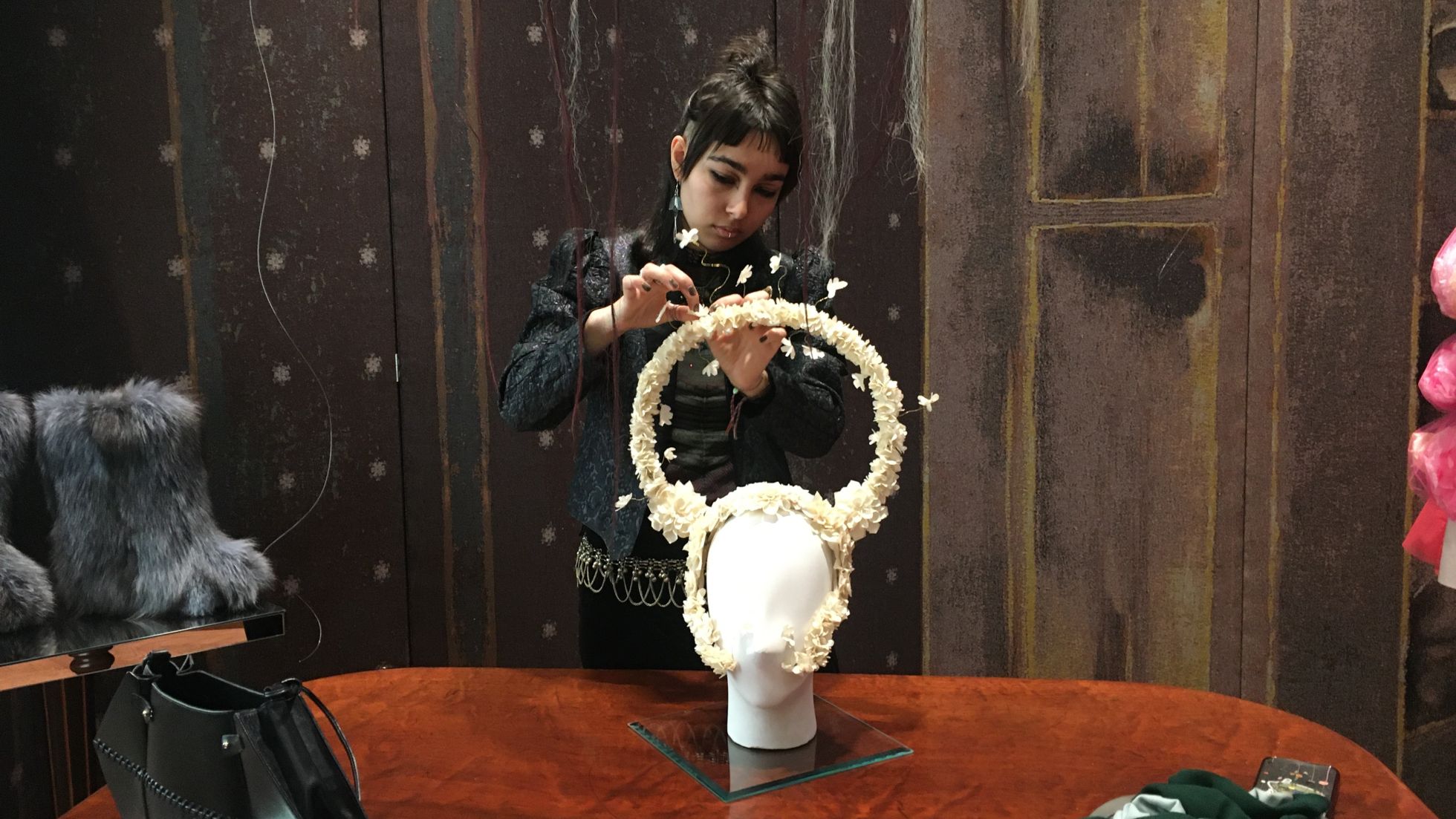 Person fotografiert Kunstobjekt auf Tisch