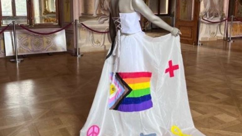 copyright: Modeschule Hetzendorf Modepuppe mit weißem Kleid, auf dem bunte Symbole sind