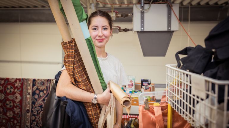 Schülerin mit Stoffrollen