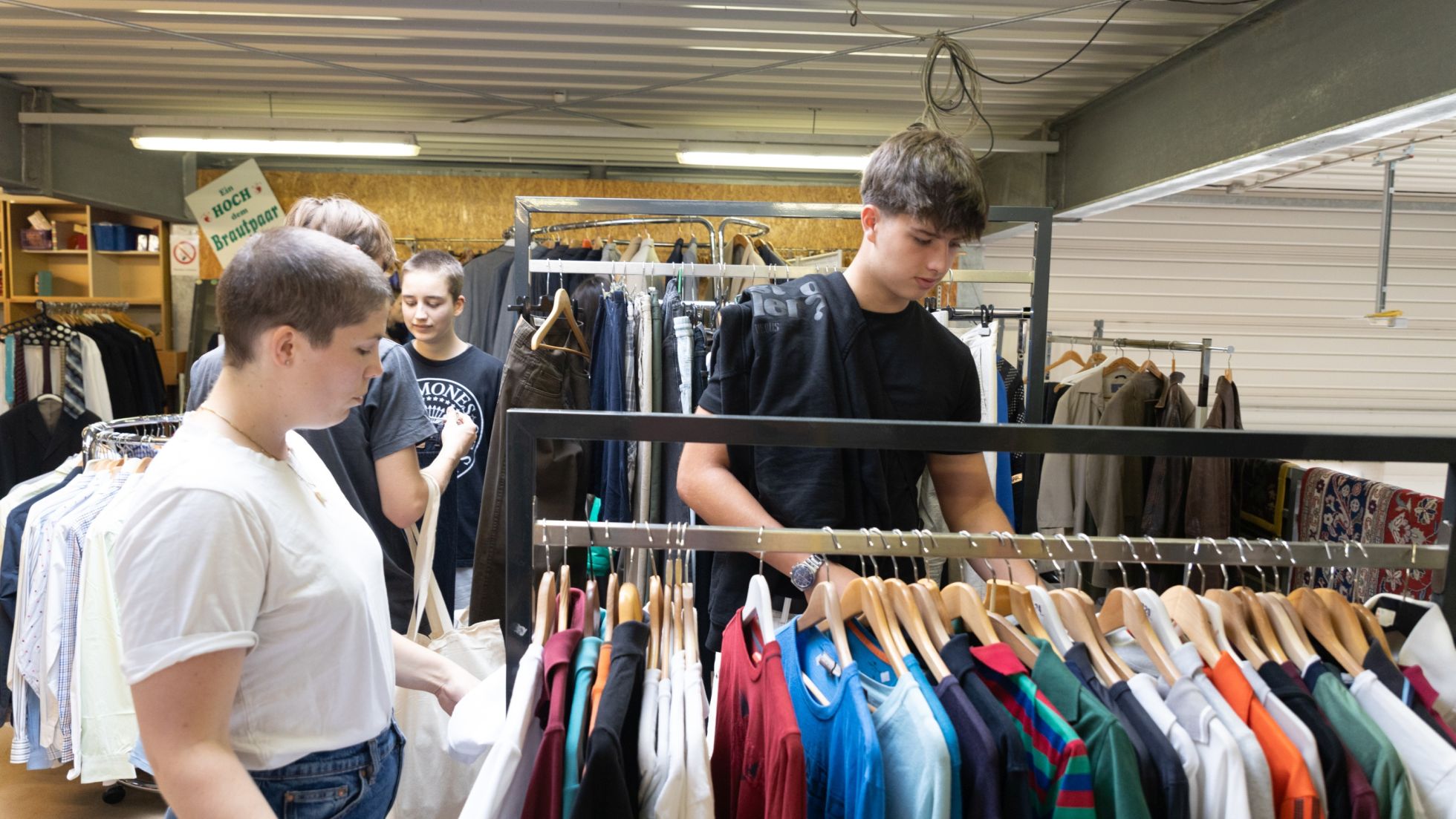 Schüler erkundet Kleidung