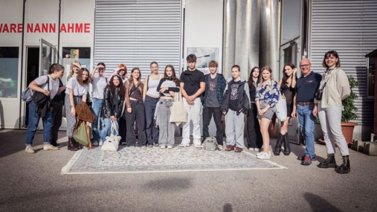 Gruppenfoto vor dem Sozialmarkt-Gebäude