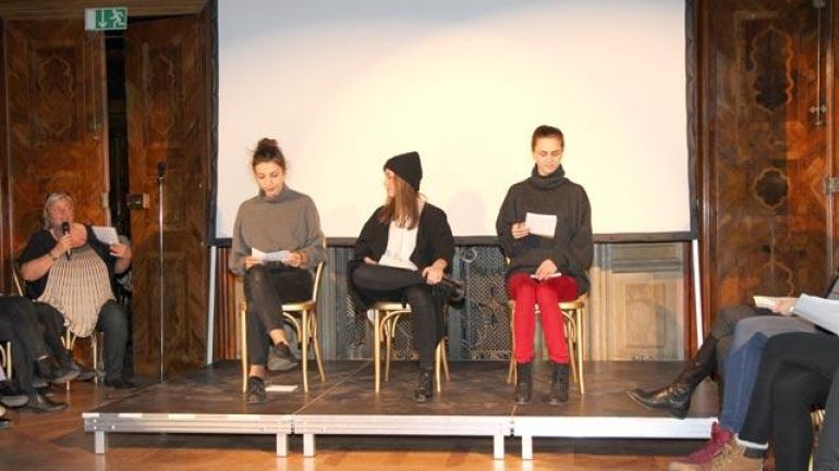 copyright: Modeschule Wien Schülerinnen auf dem Podium lesen vor