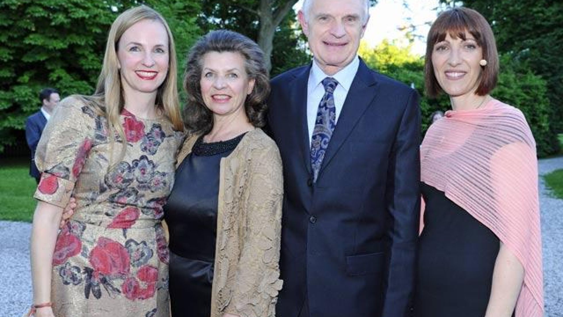 copyright: Stefanie Starz Von links: Opernball-Leiterin Maria Großbauer, ChristinGruppenbild mit Gästen der Direktorin Monika Kycelte Zach, Tanzschulleiter Thomas Schäfer-Elmayer, Direktorin Monika Kycelt