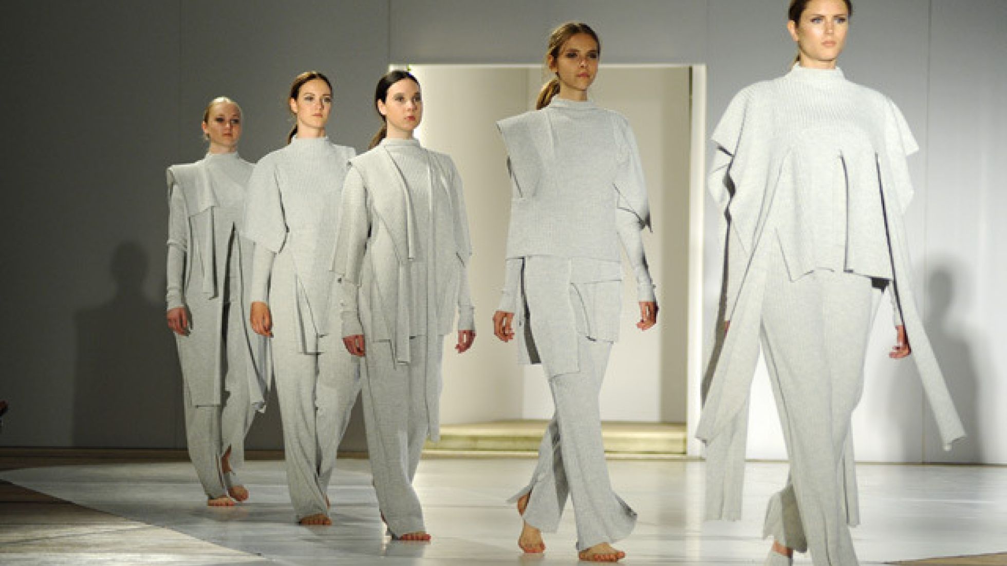 copyright: Stefanie Starz Schülerinnen präsentieren Kostüme auf dem Laufsteg