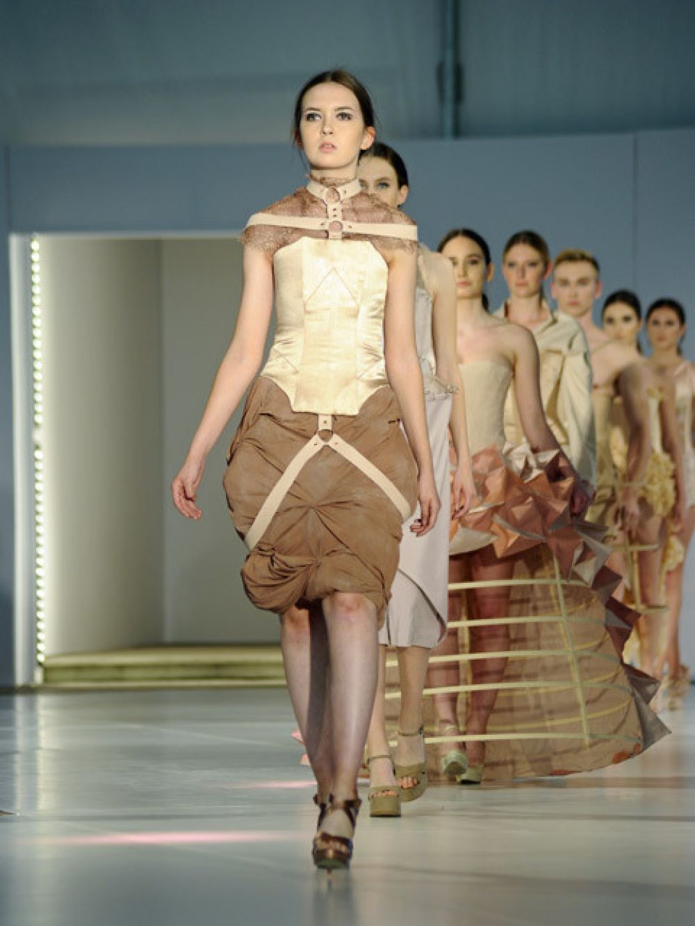 Schülerinnen präsentieren Kostüme auf dem Laufsteg