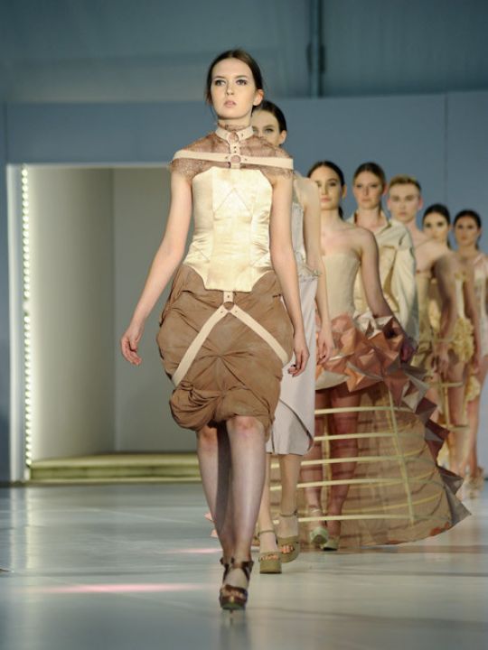 Schülerinnen präsentieren Kostüme auf dem Laufsteg