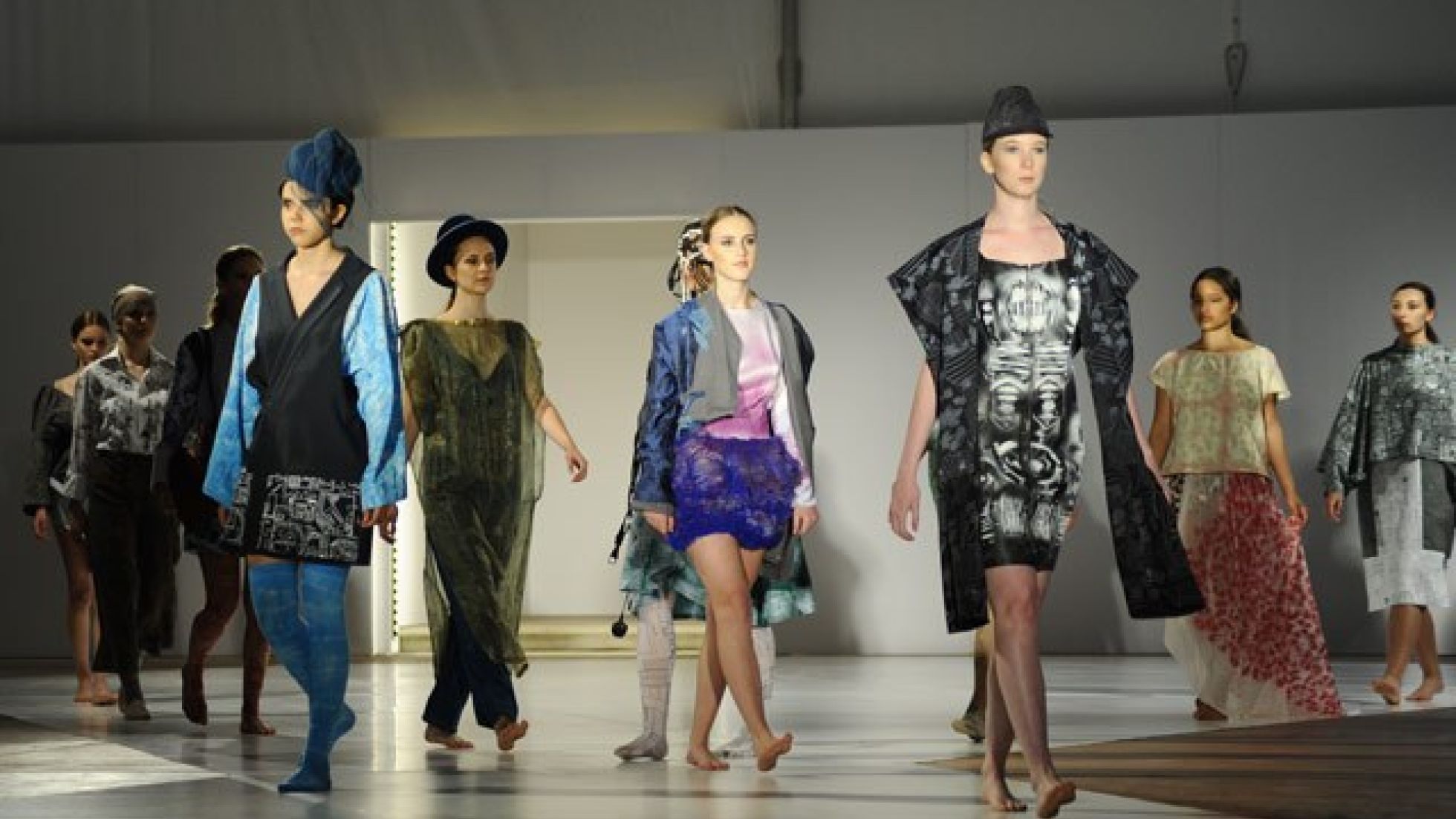 Schülerinnen präsentieren Kostüme auf dem Laufsteg