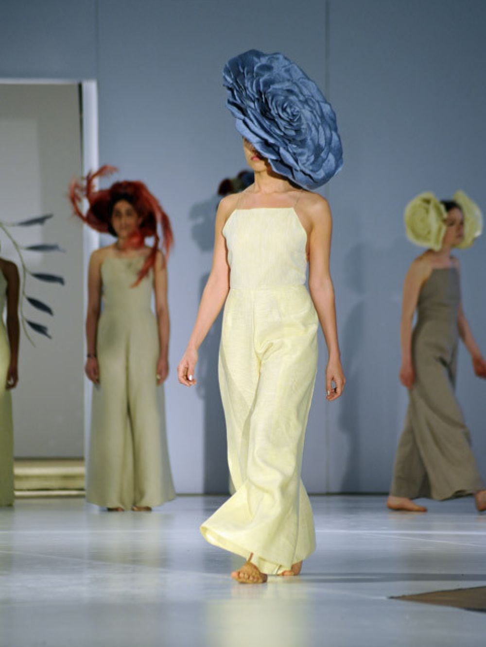 Schülerinnen präsentieren Kostüme und Hutkreationen auf dem Laufsteg