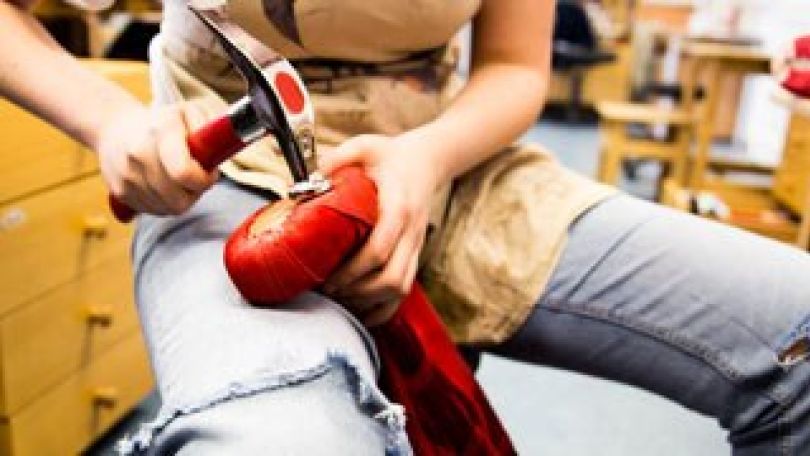 Eine Schülerin arbeitet an einer Tasche