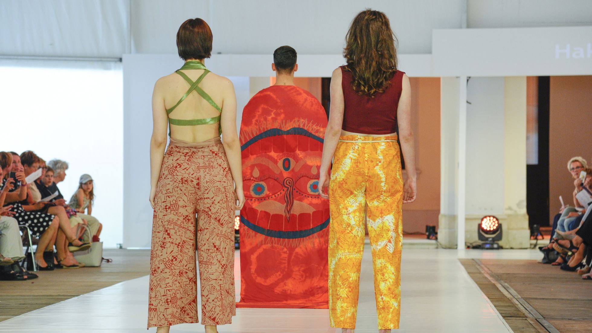 Schülerinnen präsentieren selbstentworfene Mode auf dem Laufsteg