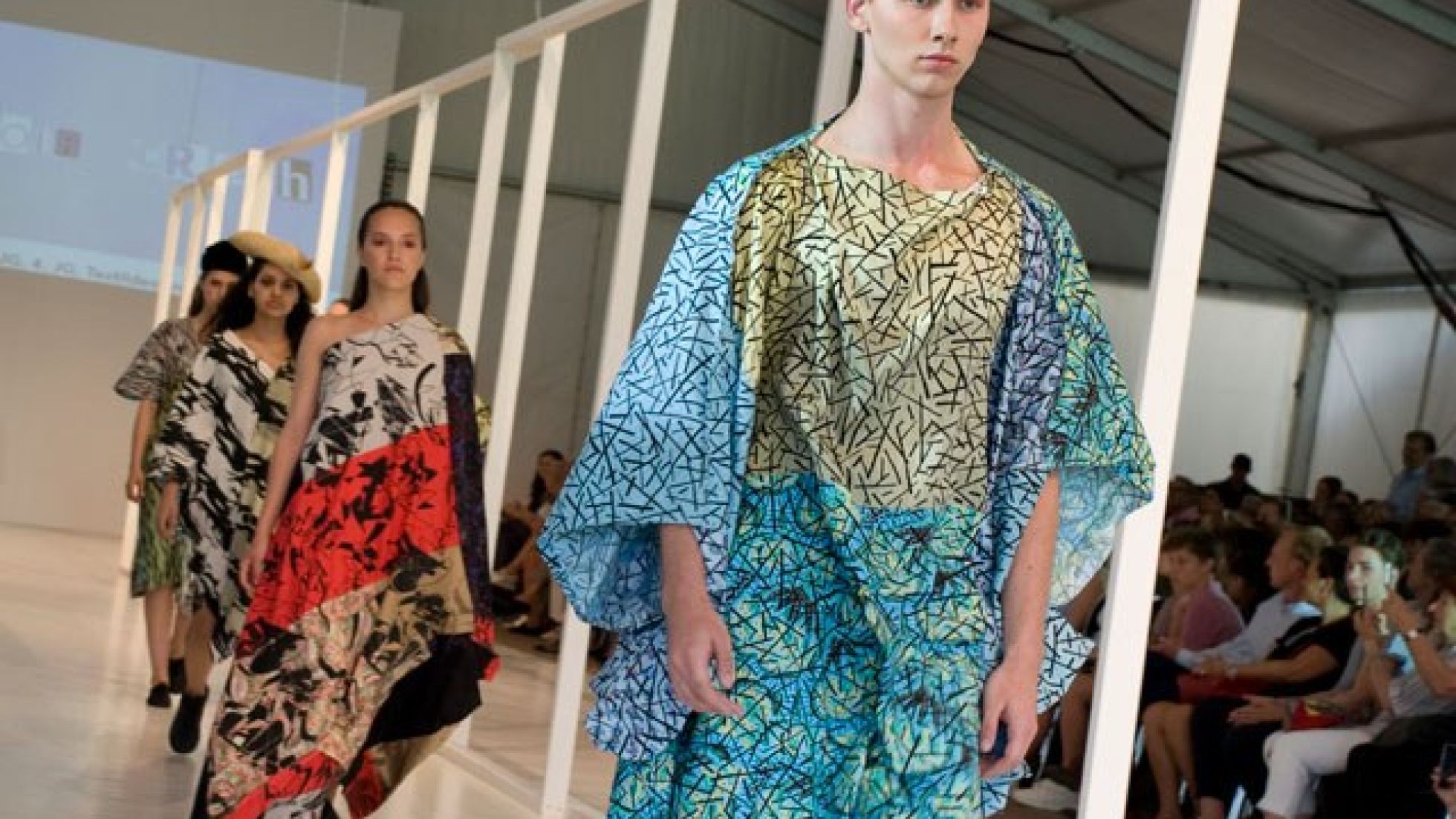 Schülerinnen präsentieren selbstentworfene Mode auf dem Laufsteg