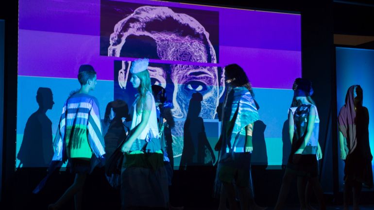 Schülerinnen und Schüler am Laufsteg mit Visuals