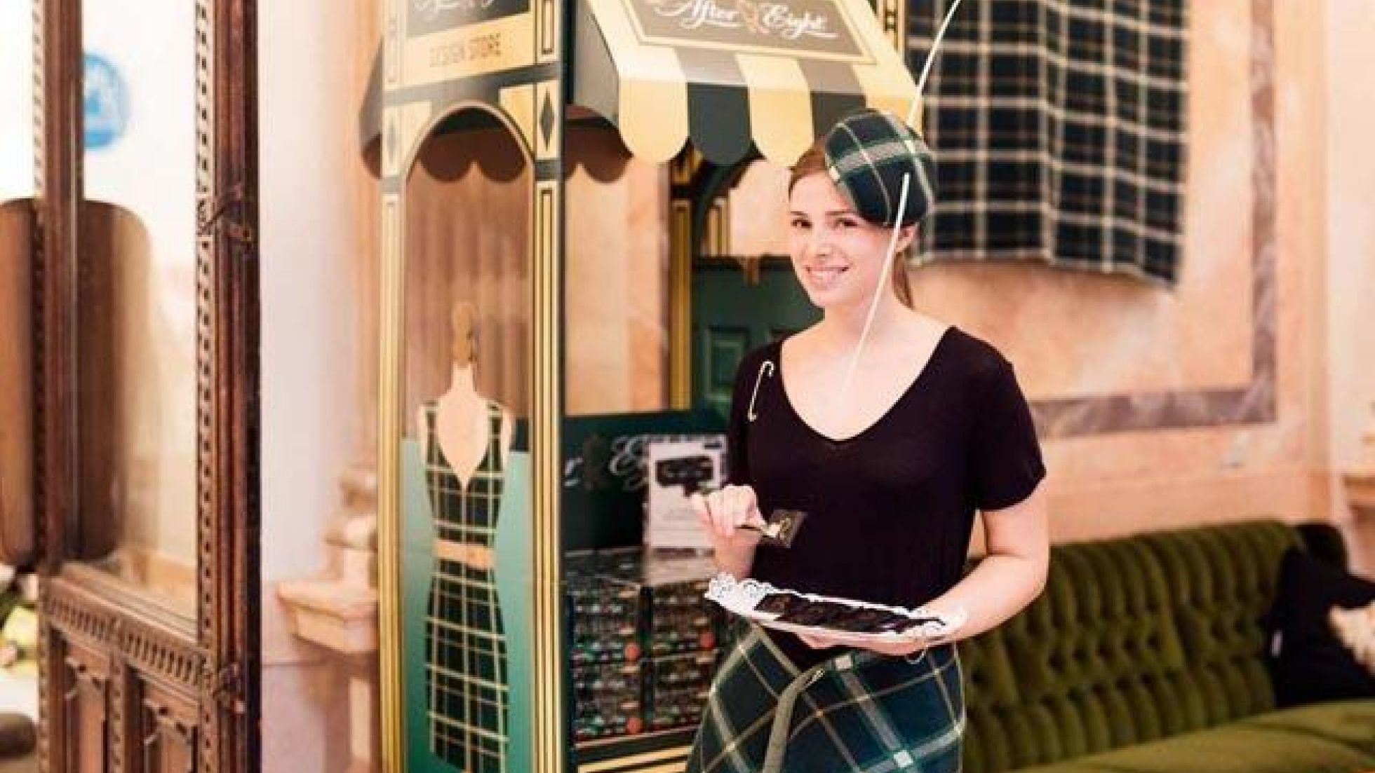 copyright: DERFRITZ Junge Frau in schwarzem Kleid mit kariertem Rock und Schotten-Mütze