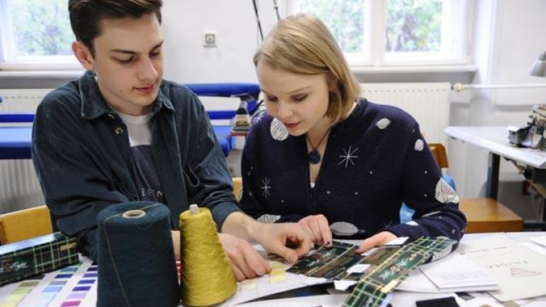 copyright: Stefanie Starz Eine Schülerin und ein Schüler in einem Atelier