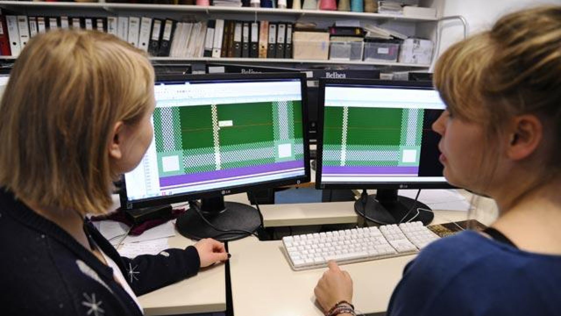 copyright: Stefanie Starz Schülerinnen vor zwei Computer-Monitoren